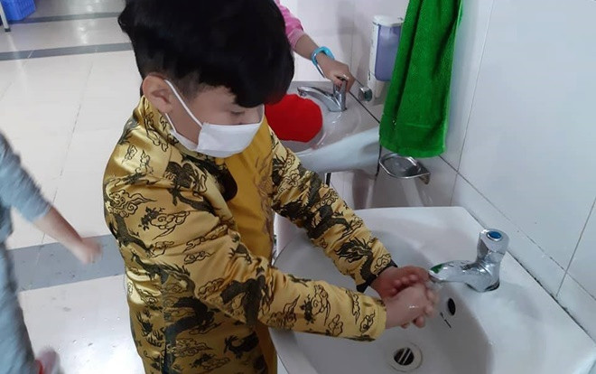 Lo sợ con nhiễm virus corona, hàng loạt phụ huynh ở Hà Nội đón học sinh về nhà Ảnh 2