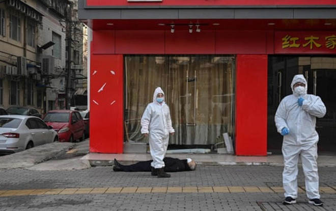 Người đàn ông đeo khẩu trang nằm chết trên vỉa hè Vũ Hán Ảnh 2