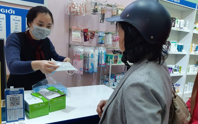 Giữa cơn sốt khẩu trang tăng giá chóng mặt trong đợt dịch corona, nhiều nơi tại Hà Nội phát miễn phí cho người dân Ảnh 2