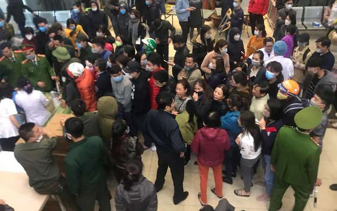 Xếp hàng mua khẩu trang như thời bao cấp giữa đợt dịch Corona ở chợ thuốc lớn nhất Hà Nội Ảnh 2