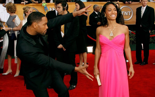 Góc tình bể bình: 10 cặp đôi Hollywood quên tạo dáng thảm đỏ vì mải ngắm nhau Ảnh 2