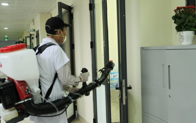 Các trường học tại Hà Nội và TP.HCM triển khai phun thuốc phòng ngừa virus Corona lây lan Ảnh 2