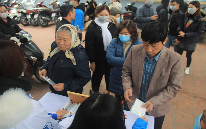 Phát 75.000 chiếc khẩu trang miễn phí cho người dân ở Phủ Tây Hồ và ga Hà Nội trong đợt dịch virus corona Ảnh 2