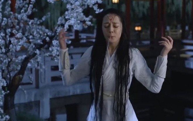 Netizen Trung Quốc phát sốt trước khoảnh khắc Địch Lệ Nhiệt Ba hờ hững cơ thể hoàn hảo sau lớp áo… mỏng tang Ảnh 2