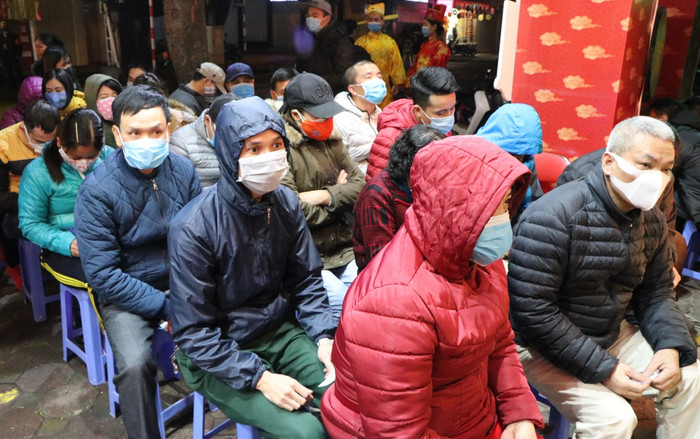 Người Hà Nội xếp hàng từ 3 giờ sáng đeo khẩu trang, xếp hàng chờ mua vàng ngày vía Thần Tài giữa đợt dịch virus corona Ảnh 2
