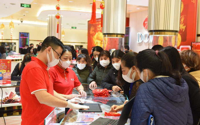 Mưa rét và dịch corona, người dân vẫn chen chân mua vàng lấy may ngày vía Thần Tài Ảnh 2