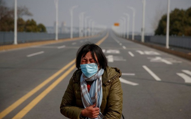 Con gái ung thư cần được hóa trị, người mẹ khóc cầu xin cảnh sát cho qua trạm kiểm dịch corona Ảnh 2