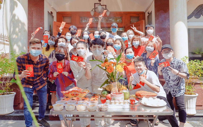 Giữa đại dịch Virus corona: Đông Nhi đeo khẩu trang trong nhà, ton sur ton với trang phục trắng Ảnh 2