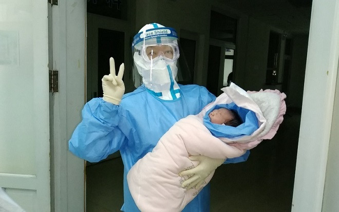 Một sản phụ nhiễm virus corona vừa sinh con khỏe mạnh Ảnh 2