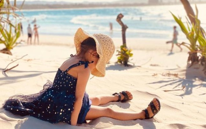 Châu Kiệt Luân đăng ảnh gia đình nghỉ mát bên bờ biển, hình cô con gái dễ thương gây chú ý Ảnh 2