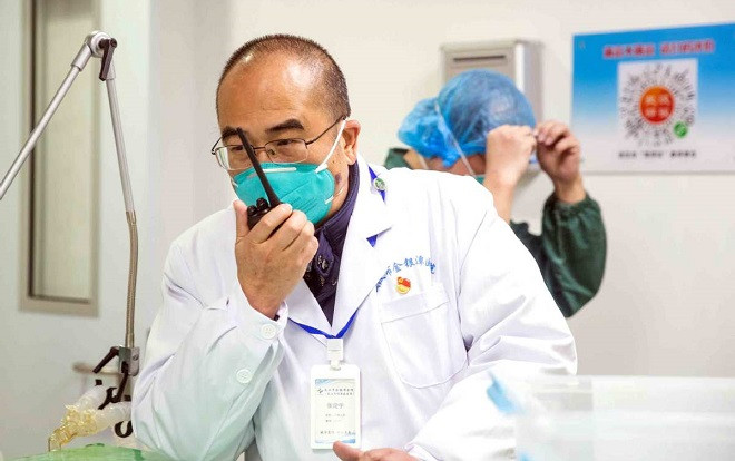 Gạt nỗi đau khi chân đang dần teo lại, bác sĩ Vũ Hán quên mình chữa trị cho bệnh nhân nhiễm virus corona Ảnh 2