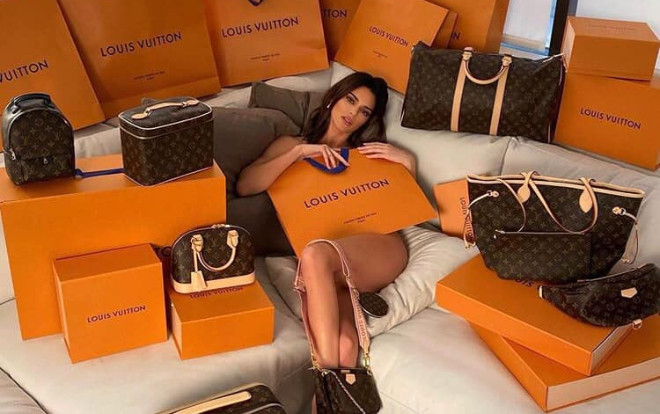 Bắt chước cô em, chân dài triệu đô Kendall Jenner tặng túi Louis Vuitton cùng 35.000 đô la Mỹ cho người may mắn Ảnh 2