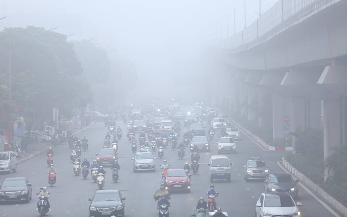 Sương mù dày đặc khiến Hà Nội hoá Sa Pa, tầm nhìn không quá 100 mét Ảnh 2