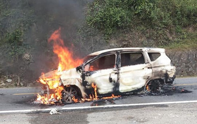 Xe ô tô con bất ngờ nổ lớn rồi bốc cháy trơ khung khiến 2 người tử vong Ảnh 2