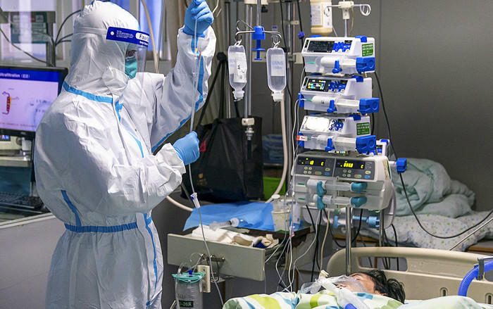 Lo ngại lây nhiễm virus corona, Trung Quốc chế tạo robot lấy mẫu xét nghiệm của người bệnh thay cho y tá Ảnh 2