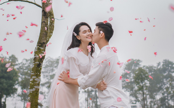 Sau bộ ảnh cưới với áo đấu, Duy Mạnh và vị hôn thê tung ảnh lãng mạn giữa tiết xuân Ảnh 2