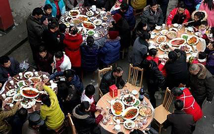 Giấu bệnh để tổ chức tiệc sinh nhật, phó hiệu trưởng khiến hơn 100 người bị cách ly nghi nhiễm corona Ảnh 2