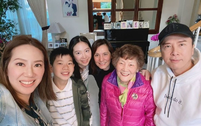 Vợ Chân Tử Đan đăng ảnh 4 người đến thăm bà nội 90 tuổi cũng không quên thêm lời động viên Vũ Hán Ảnh 2