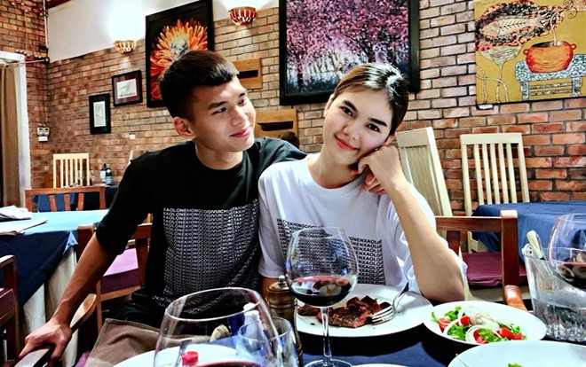 Người mẫu Ngọc Trinh yêu trung vệ U21 Việt Nam kém hơn 2 tuổi Ảnh 2