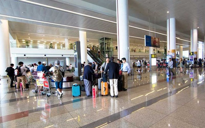 Nữ nhân viên vệ sinh sân bay lấy đồng hồ hiệu Cartier của khách để quên trên bàn rửa tay Ảnh 2