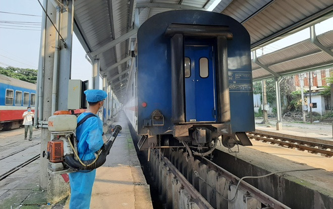 Cận cảnh phun thuốc khử trùng các đoàn tàu về ga Sài Gòn Ảnh 2