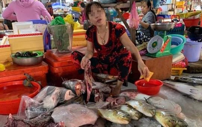 Người phụ nữ xẻ thịt rùa xanh bán ở chợ Kiên Giang gây phẫn nộ Ảnh 2