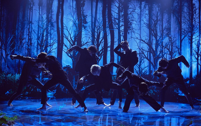 BTS khiến các fan 'phát cuồng' khi tung clip vũ đạo chân trần trong Black Swan Ảnh 2