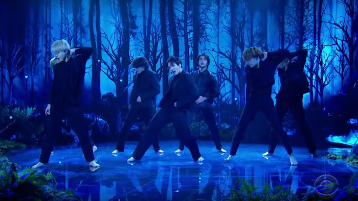 BTS khiến các fan 'phát cuồng' khi tung clip vũ đạo chân trần trong Black Swan