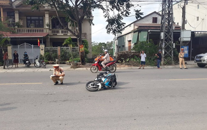 Không chấp hành hiệu lệnh dừng xe, 2 nam thanh niên tông gãy chân đại úy CSGT Ảnh 2