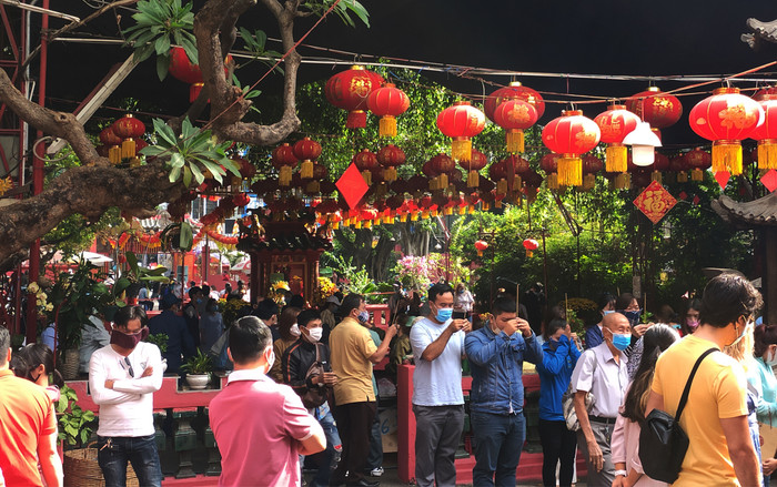 Giữa dịch virus corona, đông đảo người dân TP HCM đi chùa ngày Rằm tháng Giêng, vừa lễ phật vừa đeo khẩu trang phòng bệnh Ảnh 2