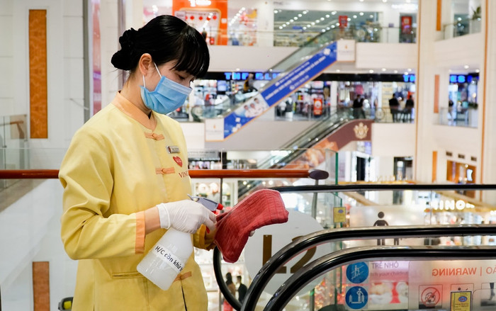 Hàng chục trung tâm thương mại phun thuốc khử trùng, đo thân nhiệt toàn bộ nhân viên giữa đại dịch virus corona Ảnh 2