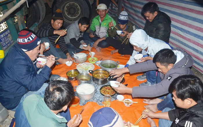 Giữa dịch corona, hàng trăm lái xe nấu ăn dưới gầm container ở cửa khẩu chờ thông quan Ảnh 2