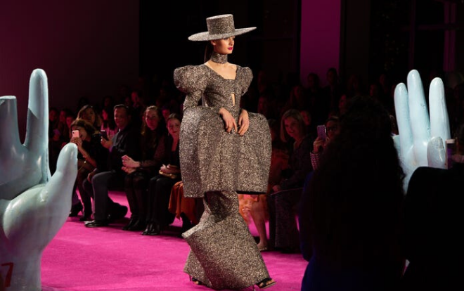 Christian Siriano khởi động Tuần lễ thời trang New York với bộ sưu tập lấy cảm hứng từ 'Birds of Prey’ Ảnh 2