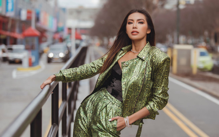 New York Fashion Week ngày đầu tiên, Minh Tú cá tính trong outfit màu neon nổi bật Ảnh 2
