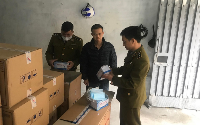 Thu giữ hơn 50 thùng khẩu trang được nam thanh niên người Trung Quốc thu gom tại căn biệt thự Ảnh 2