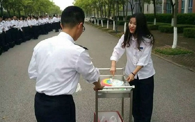 280 nam sinh cùng lên ý tưởng và tổ chức sinh nhật bất ngờ cho nữ sinh duy nhất trong khoa Ảnh 2