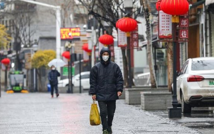 Một Vũ Hán vắng tiêu điều giữa tâm dịch corona, người dân phải tìm trò chơi giết thời gian Ảnh 2