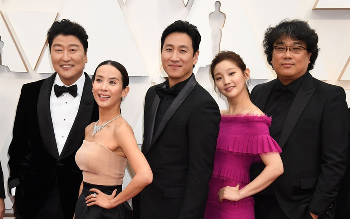 Dàn sao phim 'Ký sinh trùng' rạng rỡ đổ bộ thảm đỏ lễ trao giải Oscar Ảnh 2