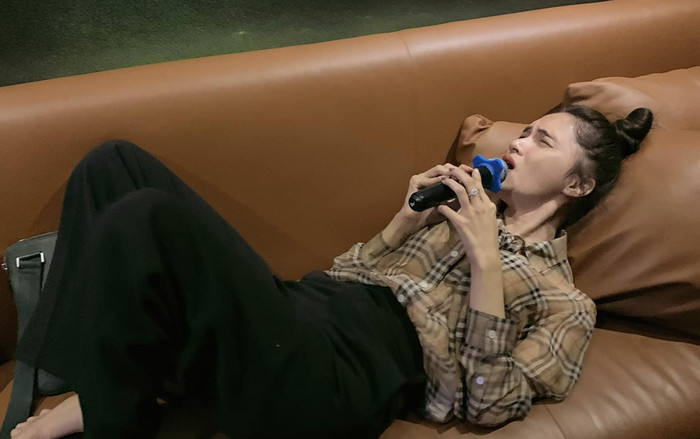 Hương Giang khiến fan 'cười lăn' với khoảnh khắc khó đỡ: Buồn ngủ mắt mở không lên nhưng vẫn đam mê… hát karaoke Ảnh 2