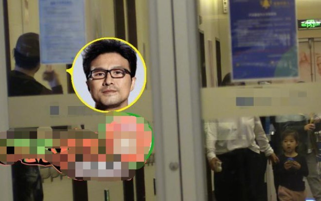 Chương Tử Di bất chấp bệnh dịch khi mang con về nước để ở cữ, Uông Phong nắm tay con gái Tỉnh Tỉnh đến bệnh viện thăm nom Ảnh 2