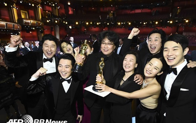 Park Seo Joon, Gong Hyo Jin cùng loạt sao Hàn chúc mừng 'Ký sinh trùng' thắng 4 giải tại 'Oscar 2020' Ảnh 2