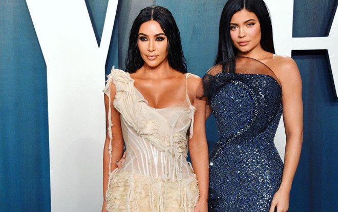 Kylie Jenner cùng chị gái Kim mặc chiếc váy cầu kì đến mức không thể ngồi xuống Ảnh 2