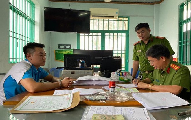 Bắt quả tang chủ tiệm áo cưới ở Đồng Nai làm giả hơn 500 loại giấy tờ Ảnh 2