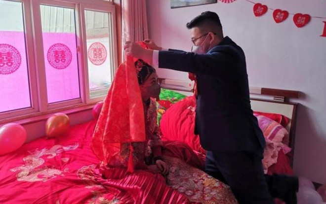 Đám cưới không một khách mời giữa dịch virus corona Ảnh 2