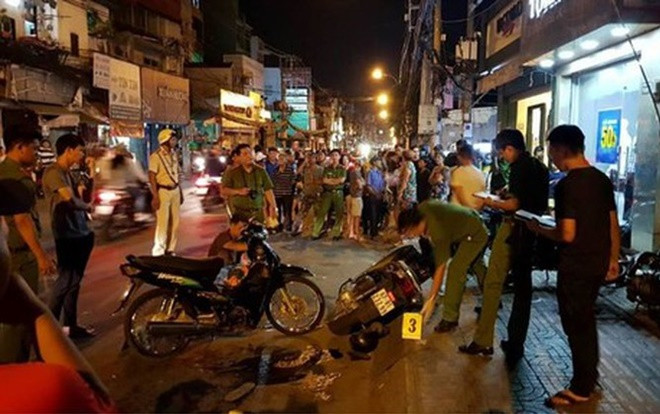 Nam thanh niên tông thẳng vào tên cướp, giành lại dây chuyền cho bạn gái Ảnh 2