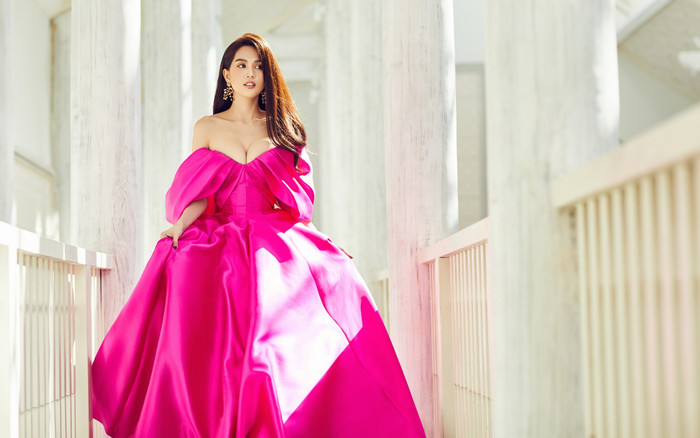 Thả dáng với váy bồng bềnh e ấp thềm ngực, Ngọc Trinh chẳng khác công chúa trong cổ tích Ảnh 2