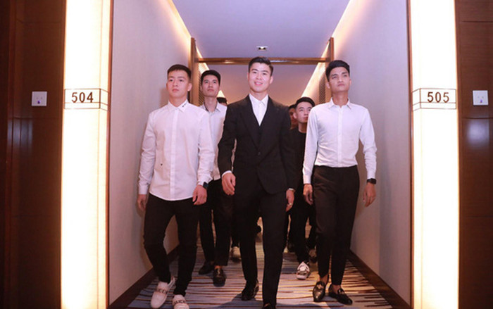 Duy Mạnh hóa 'tổng tài' đầy khí chất bên 'dàn vệ sĩ' toàn những gương mặt 'khủng' Ảnh 2