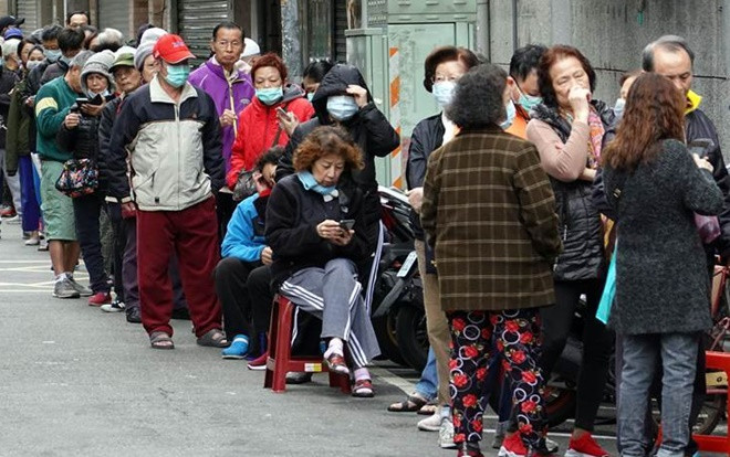 Người Đài Loan xếp hàng dài, đem ghế giữ chỗ chờ mua khẩu trang giữa dịch virus corona Ảnh 2