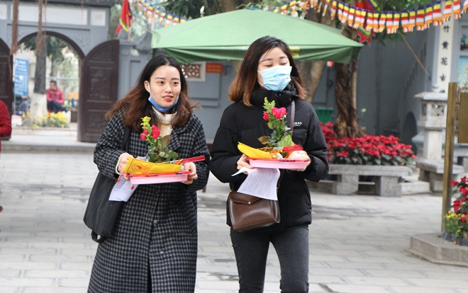 Nam thanh nữ tú đổ xô đi chùa Hà ‘xin thoát ế’ trước ngày Valentine Ảnh 2