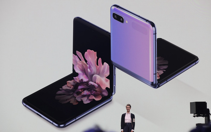 Samsung Galaxy Z Flip ra mắt: Điện thoại gập đầu tiên có màn hình bằng kính Ảnh 2